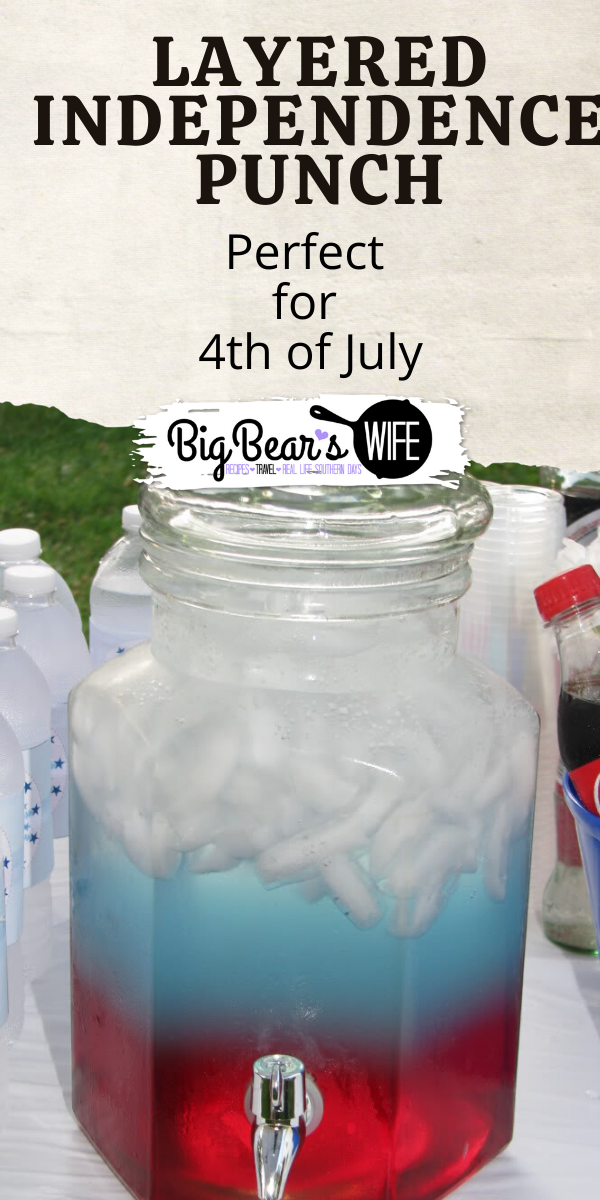 Independence Punch - Ready for the most patriotic drink around? This Independence Punch will totally wow guest for 4th of July, Memorial and Veteran's day! via @bigbearswife