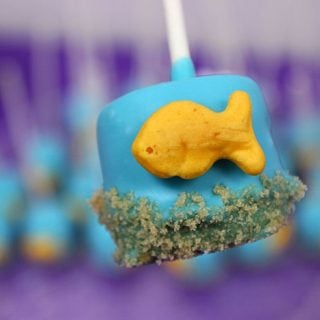 These super cute Marshmallow Goldfish Pops are perfect for a mermaid babyshower or an under the sea birthday party theme!