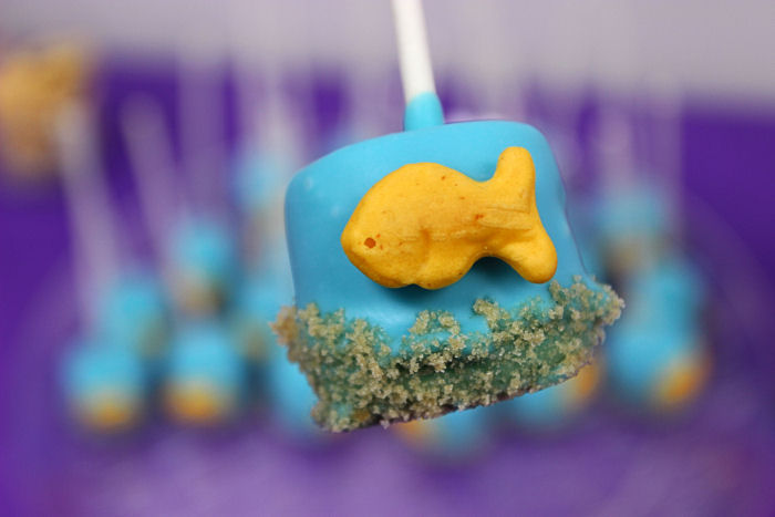 These super cute Marshmallow Goldfish Pops are perfect for a mermaid babyshower or an under the sea birthday party theme!