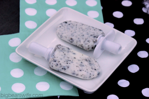 Frozen Oreo Yogurt Pops {With the Zoku Pop Maker}
