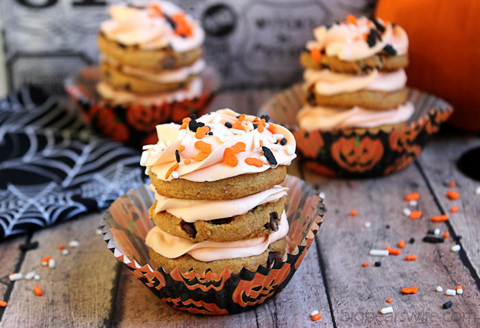 Halloween Cookie Stacks - Swirls of icing and cookie make these Halloween Cookie Stacks a quick and simple Halloween Treat! 