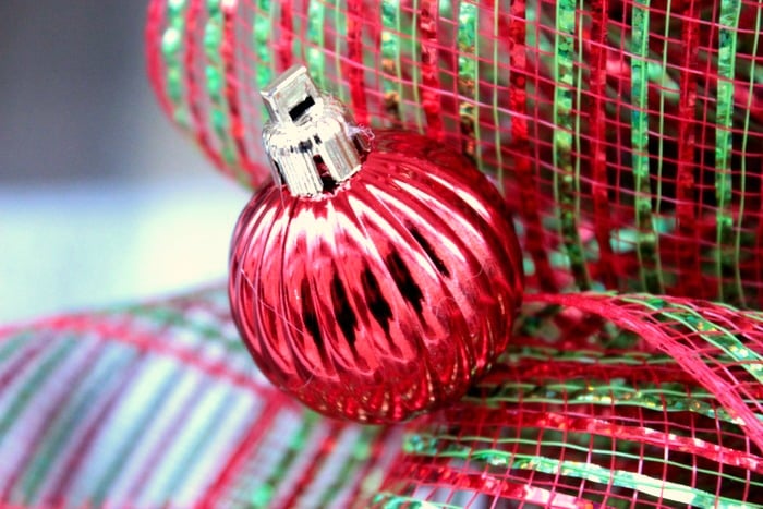Mini Christmas Deco Mesh Wreath Tutorial | BigBearsWife.com