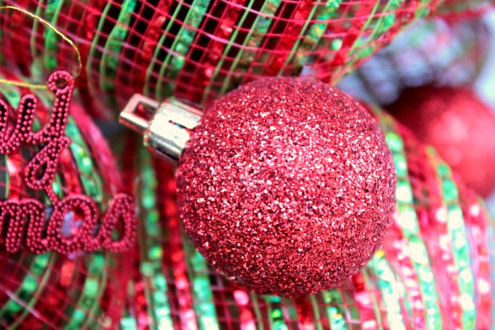 Mini Christmas Deco Mesh Wreath Tutorial | BigBearsWife.com