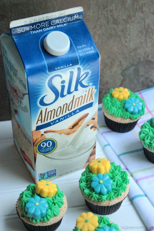 Vanilla Almond Chocolate Chip Cupcakes | BigBearsWife.com #LoveMySilk