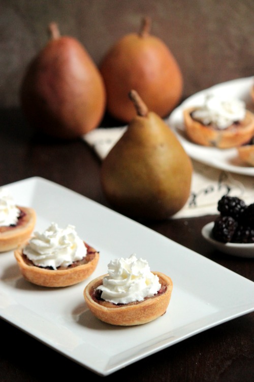 Mini Pear and Blackberry Pies wit Cool Whip #loveNZfruit 