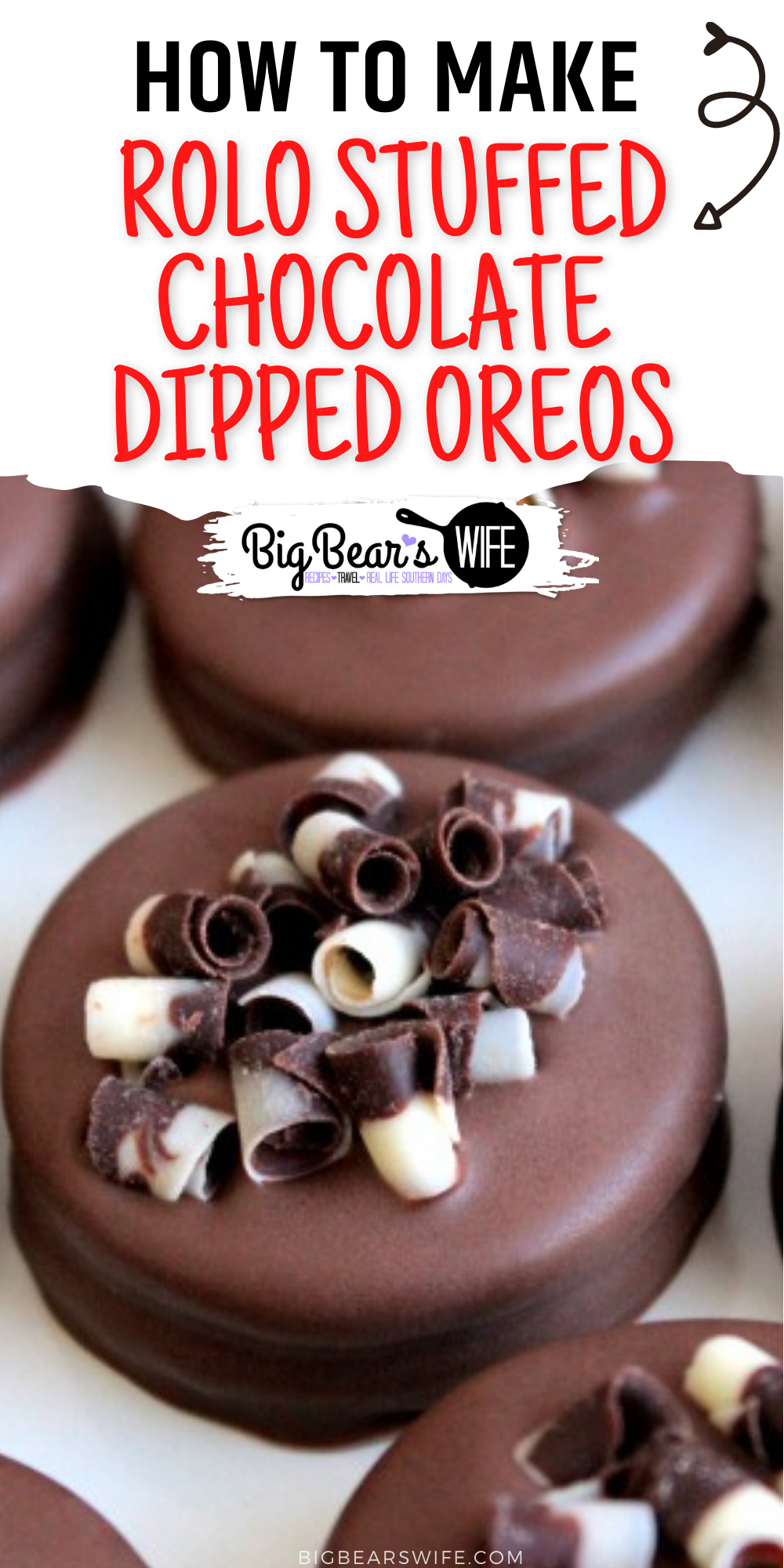 These super easy Rolo Stuffed Chocolate Dipped Oreos are perfect for holiday parties, homemade gifts or just as a sweet treat to have around the house!  via @bigbearswife