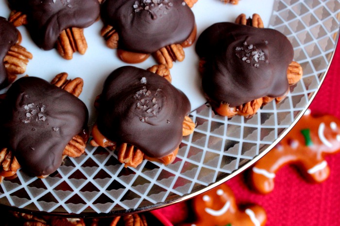 Ready to make Homemade Chocolate and Caramel Pecan Turtles for Christmas? This recipe for Turtles is super easy and they are always a hit for Christmas gifts! 