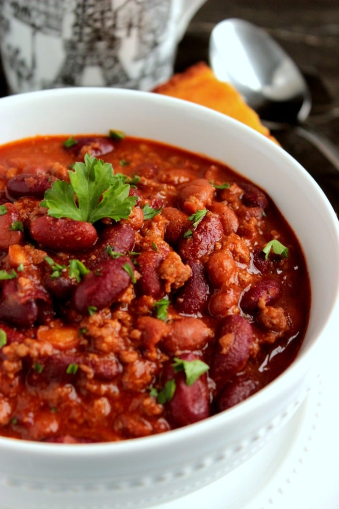 Thomas' Easy Chili Recipe - This is our favorite chili recipe and it's so easy to make! Thomas' Easy Chili Recipe is full of flavor and goes perfectly with a side of homemade cornbread! 