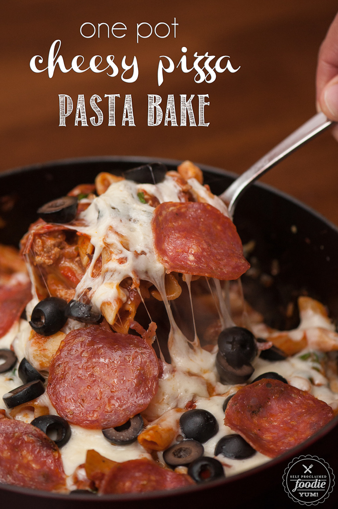 one-pot-cheesy-pizza-pasta-bake-1