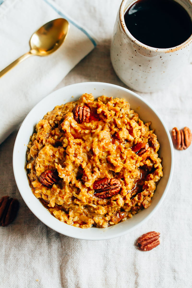 HEALTHY Slow Cooker Pumpkin Pie Oatmeal recipe featuring steel-cut oats cooked overnight with pumpkin puree and spices.