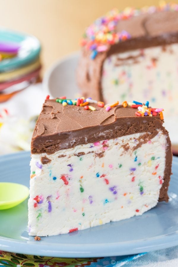 No-Churn Funfetti Ice Cream Cake - birthday boys and girls will have smiles on their faces when you whip up this easy dessert recipe loaded with sprinkles! | cupcakesandkalechips.com | gluten free