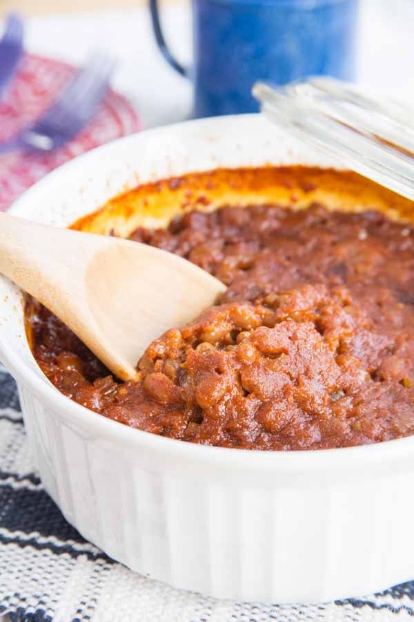 Semi-Homemade Baked Beans - keep all of the flavor but none of the effort in this easy recipe for the classic barbecue side dish. Guess what my secret is! | cupcakesandkalechips.com | gluten free recipe