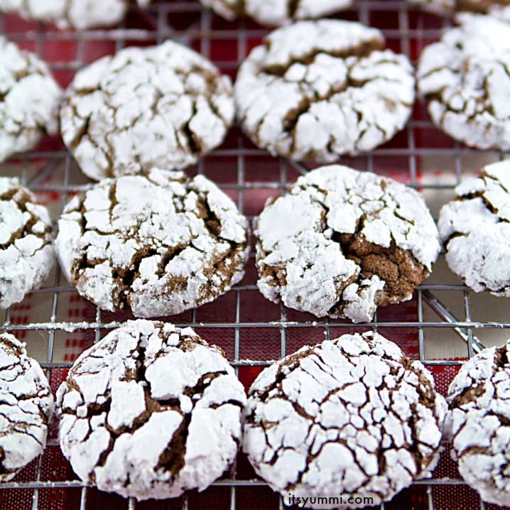 Easy Cookie Recipes: Chocolate Gingerbread Crinkle Cookies - This is a 5 ingredient Christmas cookie recipe, made from a boxed cake mix!