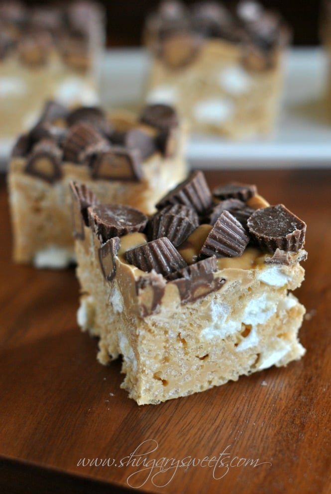 Fluffernutter Krispie Treats: a delicious chocolate peanut butter and marshmallow treat, easy and no bake too! #reeses