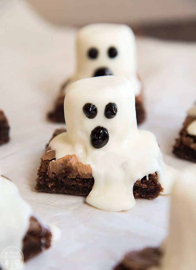 Ghost Brownies - These spooky Halloween Ghost brownies are so easy to make for a fun Halloween treat!