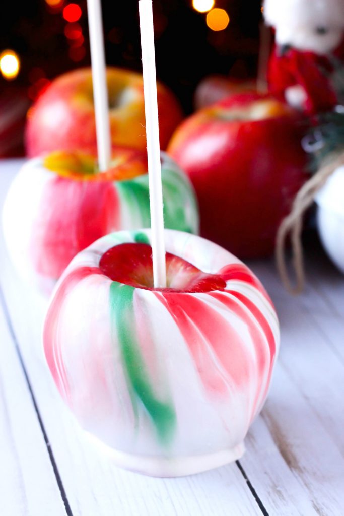 Christmas Marbled Dipped Apples - Want to spruce up a gift card as a gift Want to make Christmas themed treats for your party These Christmas Marbled Dipped Apples are the answer!