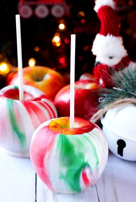 Christmas Marbled Dipped Apples - Want to spruce up a gift card as a gift Want to make Christmas themed treats for your party These Christmas Marbled Dipped Apples are the answer!