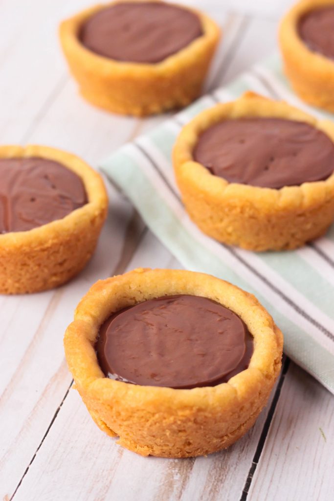 Plain Chocolate Cream Pie Cookie Cups with no toppings
