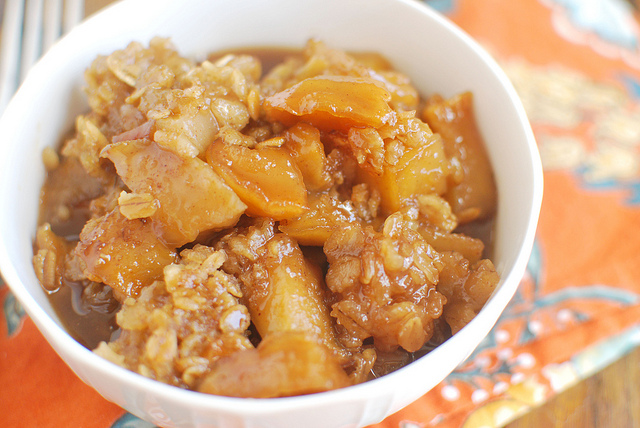 Crockpot Caramel Apple Crumble - delicious fall dessert recipe! Cinnamon apples topped with a crumbly oat mixture - and it's made in the slow cooker!