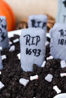 Graveyard Cookies and Cream Dip