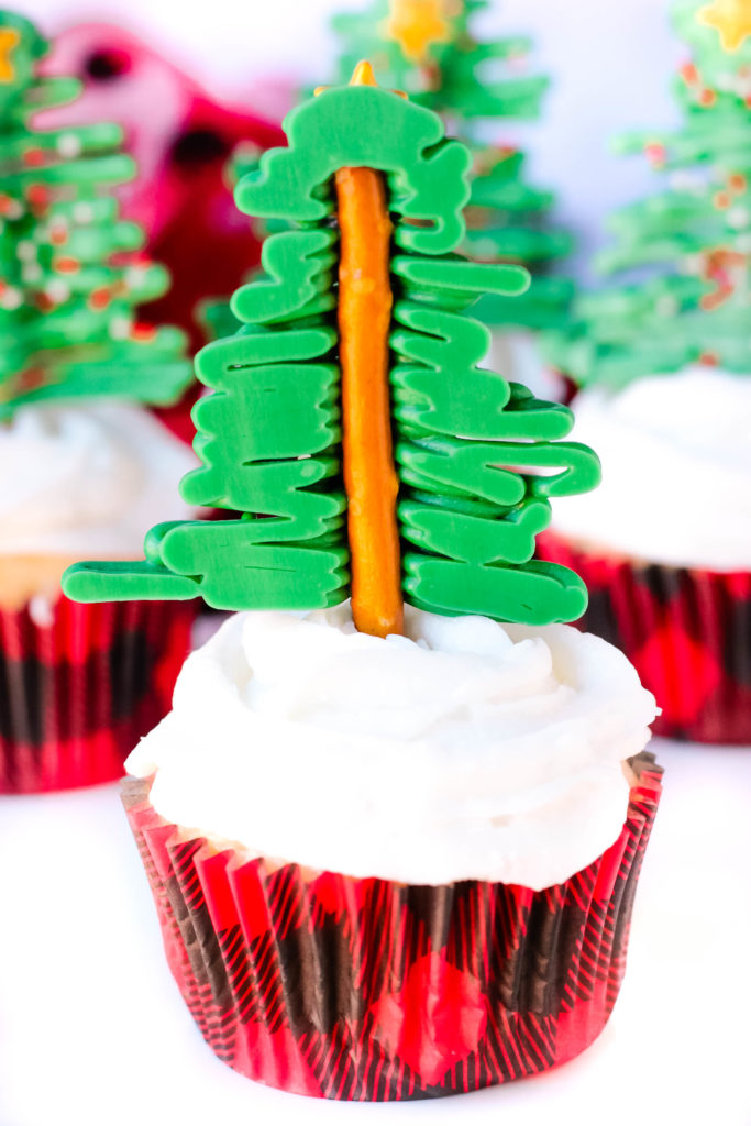 It's a sweet and salty Christmas treat that everyone will love. These Pretzel Christmas Tree Cupcakes are fun to make and fun to eat! 