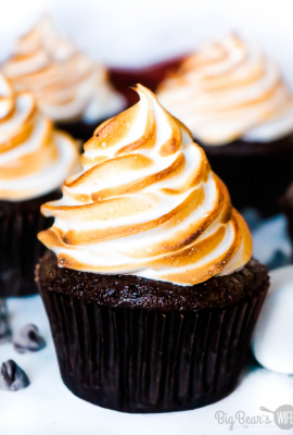 Toasted Marshmallow Cupcakes bring the taste of campfire marshmallows and homemade chocolate cupcakes together in this tasty and easy dessert recipes. 