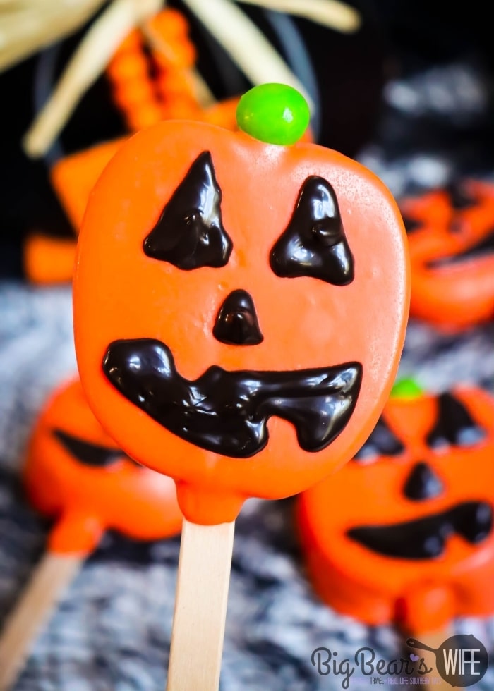  Jack-O-Lantern Apple Slice Pops - sliced apples dipped in melted orange candy coating and decorate to look like fun Jack-O-Lantern pumpkins! Fun and Easy Halloween Idea to make with kids!