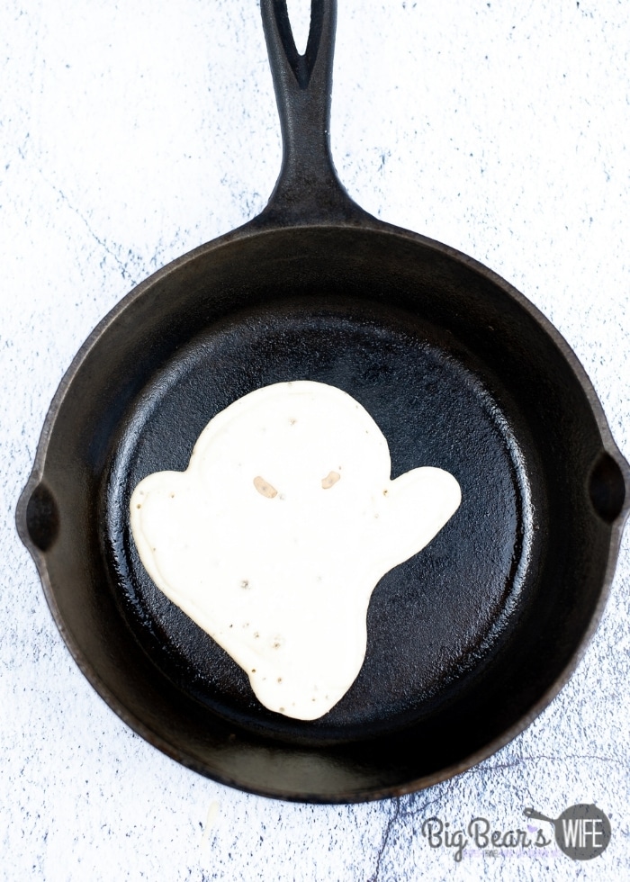 making ghost HALLOWEEN PANCAKES in a skillet (1)