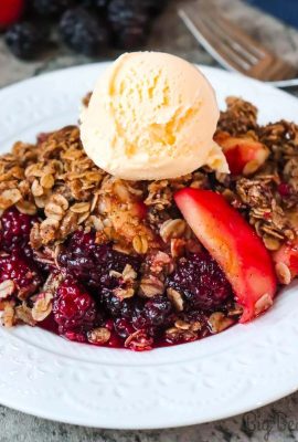 Fill your home with the fabulous smell of apples, blackberries and cinnamon with this easy homemade apple blackberry crisp recipe! Bake until hot and serve with a cold scoop of vanilla ice cream for the perfect after dinner treat!