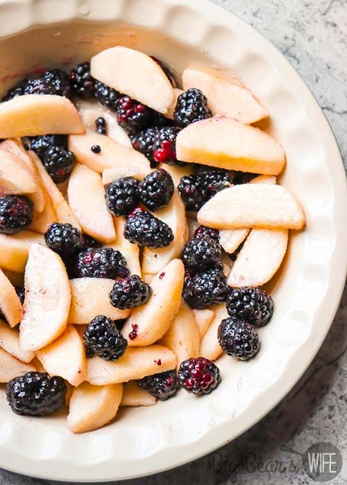 Sugared-Apples-and-Blackberries-in-pie-dish