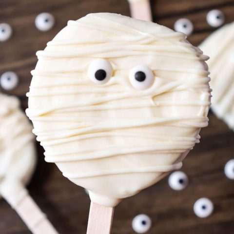 An easy Halloween dessert, these Mummy Apple Slices use slices of apples instead of the entire apple so you get more servings per apple!