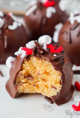 These Christmas Peanut Butter Balls might be the easiest Christmas dessert that you can make around the holidays. 3 ingredient and some sprinkles are all you need for this sweet treat.