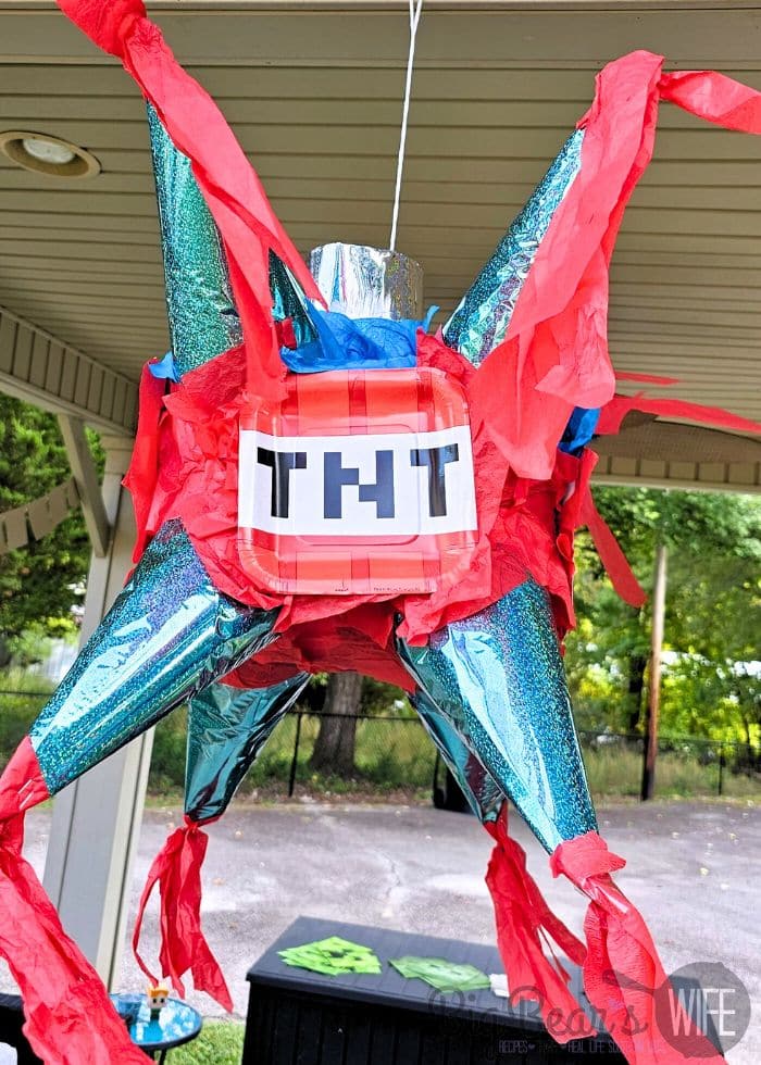 TNT pi&ntilde;ata decor